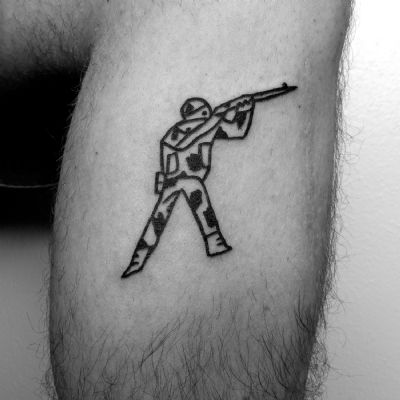 soldato militare fucile mimetico guerra tatuaggio brescia soldato militare fucile mimetico guerra tatuaggio brescia